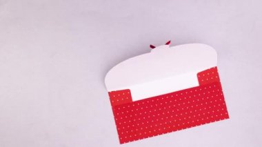 Zarftan mesaj kâğıdı çıkar ve Sevgililer Günü 'nde hediye gelir. dur hareketi