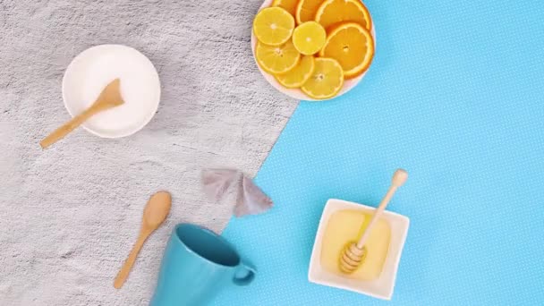 Taza Azul Limones Miel Azúcar Aparecen Tema Gris Azul Detener — Vídeos de Stock