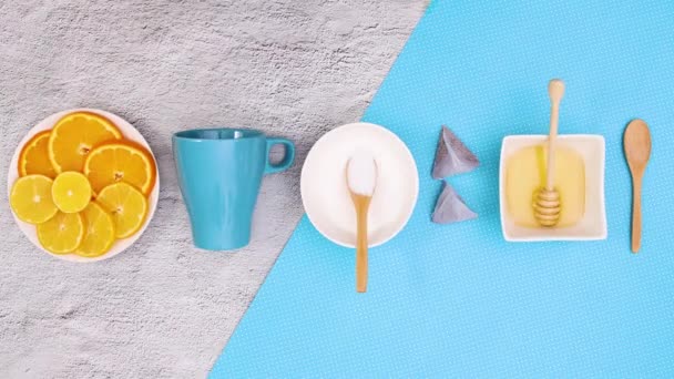 Blaue Tasse Geschnittener Zitronenhonig Und Zucker Erscheinen Und Verschwinden Von — Stockvideo