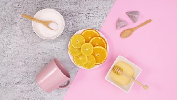 ピンクカップ スライスされたレモンとオレンジと蜂蜜と砂糖の動き 動くな — ストック動画
