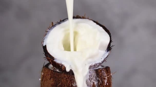 ココナッツに牛乳を注ぎ 振りかける 超スローモーションショット — ストック動画