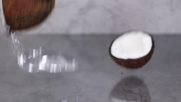 Mouvement Lent Noix Coco Qui Tombe Avec Éclaboussures Eau — Video