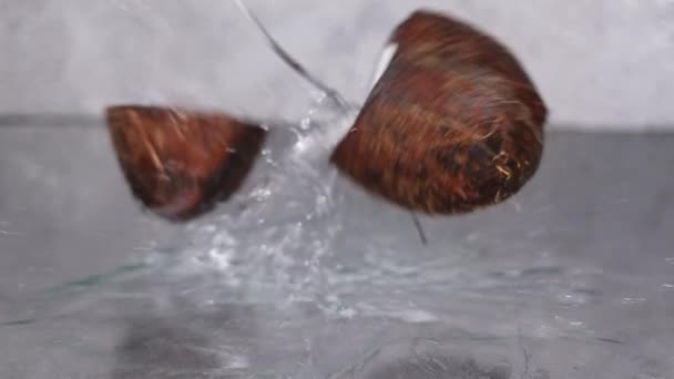 ココナッツの落下やブレーキや水を回避スラッシュ スローモーション — ストック動画