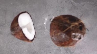 Tepeye düşen hindistan cevizi ve etrafa su sıçrıyor. Yavaş çekim