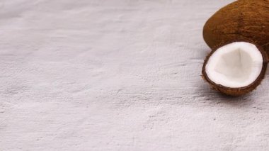 Hindistan cevizi ve hindistan cevizi tozu kabuğunun sağ tarafında görünüyor. Hareketi durdur