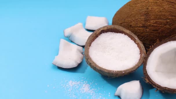 Dekoracja Kokosowa Pokrojonym Plasterki Orzechem Kokosowym Proszkiem Kokosowym Niebieski Temat — Wideo stockowe