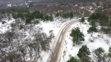 Dağdaki yol kış mevsiminde karla kaplıydı. Hava görünümü 