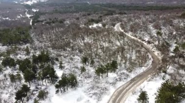 Dağdaki trafik yolu kış mevsiminde karla kaplıydı. Hava görünümü 