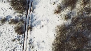 Kış mevsiminde karda patikaları olan bir yol. Hava görünümü 
