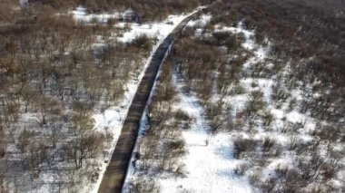 Kış mevsiminde trafik yolu ve kar manzarası