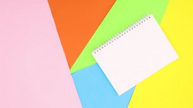 Renkli temada açık bir defter göster. Hareketi durdur