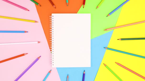 Kolorowe Ołówki Poruszają Się Otwartym Notatniku Kolorowy Temat Zatrzymać Ruch — Wideo stockowe