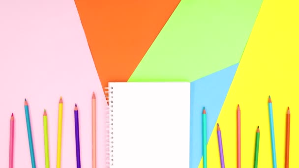 色鉛筆はノートで下に移動します 動くな — ストック動画