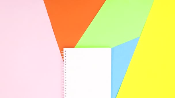 カラフルなテーマの下に開いているノートと色鉛筆が表示されます 動くな — ストック動画