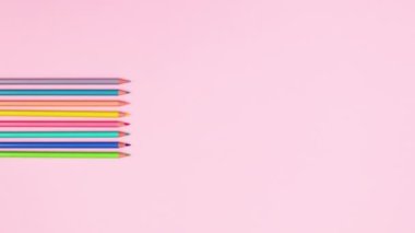 Pastel pembe temanın sol tarafında farklı renklerde kalemler görünür. Hareketi durdur