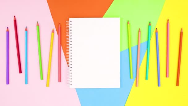 彩色铅笔在打开的笔记本左右移动 停止运动 — 图库视频影像