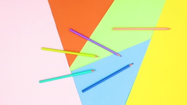 彩色铅笔出现在彩色的主题上 停止运动 — 图库视频影像