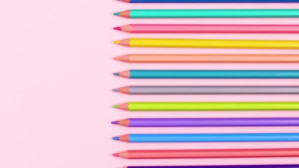 Pensil Dengan Warna Berbeda Dipesan Pada Tema Pastel Merah Muda — Stok Video