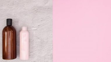 Masanın yarısını dolduran cilt bakım ürünleriyle dolu şişeler. Hareketi durdur 