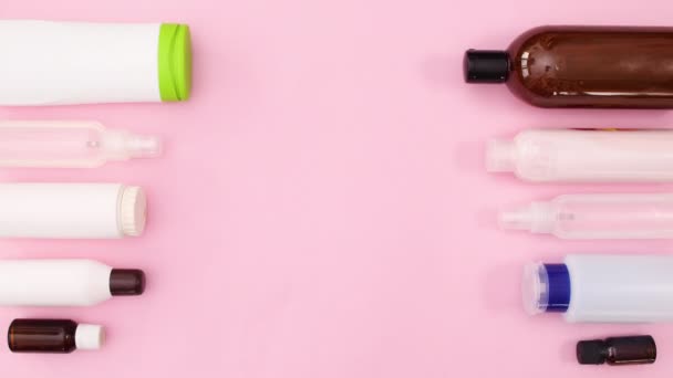 Flaskor Med Kosmetika Produkter Visas Från Vänster Och Höger Rosa — Stockvideo