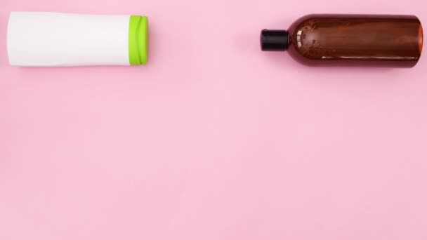 Flaskor Med Kosmetiska Produkter Visas Till Vänster Och Höger Stoppa — Stockvideo