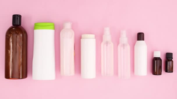 Flaskor Med Kosmetika Produkter Flytta Rosa Tema Stoppa Rörelse — Stockvideo