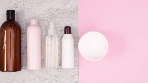 Flaschen Mit Kosmetikprodukten Für Die Hautpflege Tauchen Auf Und Verschwinden — Stockvideo