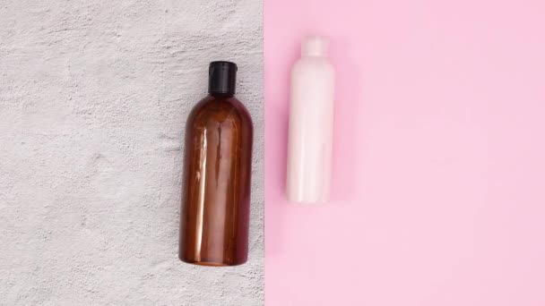 Μπουκάλια Προϊόντα Περιποίησης Του Δέρματος Εμφανίζονται Στο Τραπέζι Σταμάτημα Κίνησης — Αρχείο Βίντεο