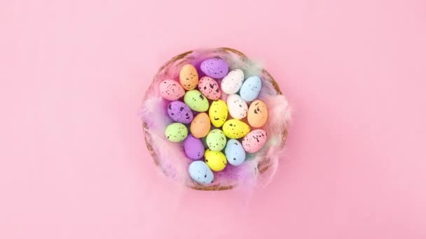 Pasen Kleurrijke Eieren Bewegen Cirkel Houten Mand Met Veren Stop — Stockvideo