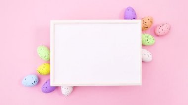 Mesaj için beyaz çerçeve ve pastel temalı Paskalya yumurtaları. Hareketi durdur 