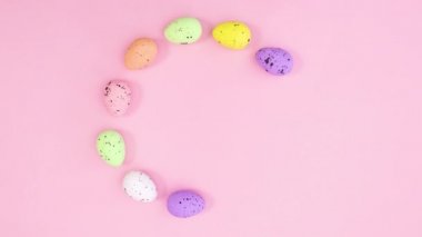 Pastel pembe temalı yumurta ve tüylü Paskalya pastel süslemesi ve yazı için yer. Hareketi durdur