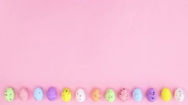 Paskalya yumurtaları pastel pembe temanın altında hareket eder. Hareketi durdur