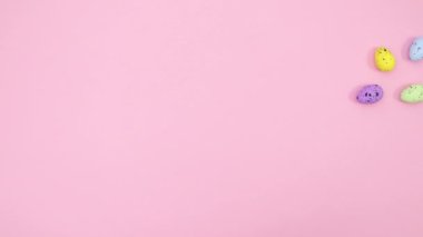 Paskalya için renkli yumurtalar sağ tarafta görünür. Hareketi durdur