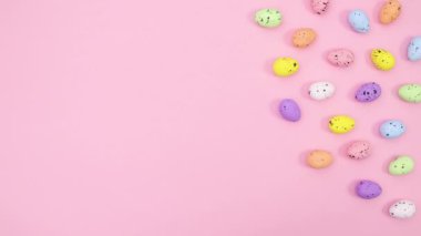 Paskalya için renkli yumurtalar pastel pembe temanın sağ tarafına taşınır. Hareketi durdur