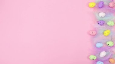 Tüylü yumurta ve Paskalya süslemeleri. Hareketi durdur