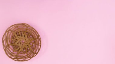 Paskalya yumurtaları sol tarafında tüylerle sepette belirir. Hareketi durdur