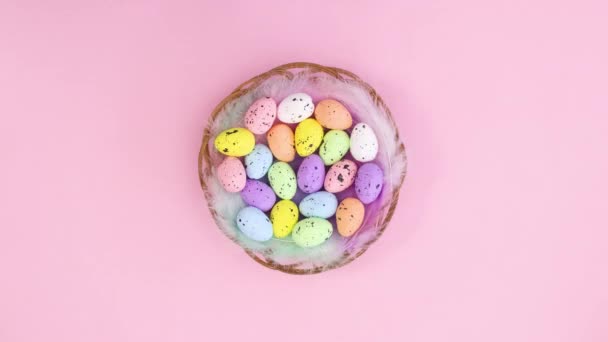 Houten Mand Met Eieren Voor Pasen Bewegen Cirkel Pastelroze Thema — Stockvideo