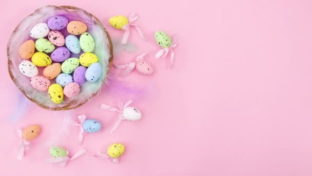 Beweglicher Osterkorb Mit Federn Und Eiern Auf Pastellrosa Motiv Stop — Stockvideo