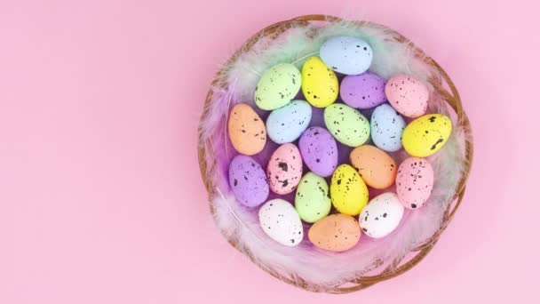 Cesta Pascua Feliz Con Huevos Colores Plumas Tema Color Rosa — Vídeos de Stock