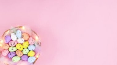 Paskalya için tahta sepetin üzerinde yanıp sönen ışıklar ve sol tarafında yumurtalar. Hareketi durdur