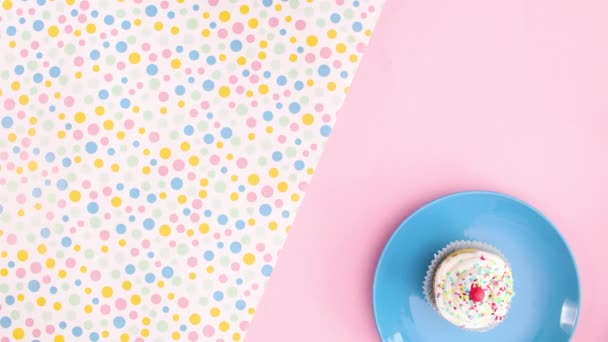 Deliciosos Bolos Xícara Muffins Com Creme Aparecem Prato Parar Movimento — Vídeo de Stock