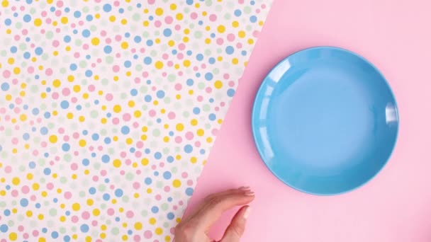 Mettez Main Sur Table Gâteau Tasse Sur Elle Allumez Une — Video