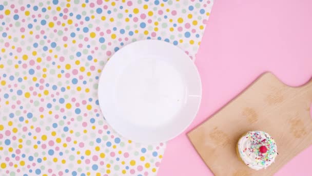 Geburtstagsfeier Dekoration Und Tasse Kuchen Erscheinen Auf Pastell Thema Stop — Stockvideo