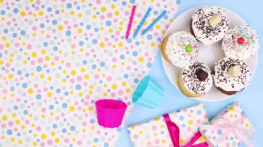 Fincanlı parti dekorasyonu sağ tarafta. Hareketi durdur