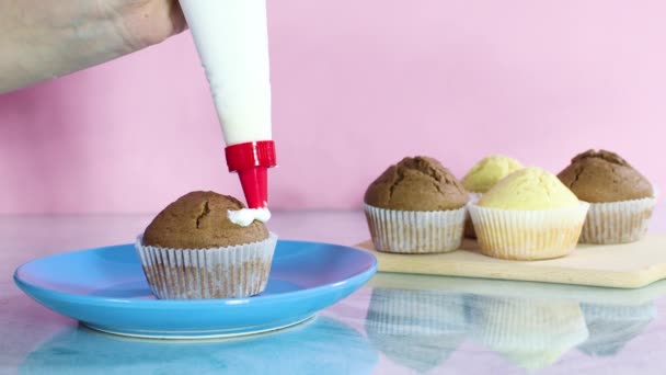 Décoration Délicieux Gâteau Tasse Chocolat Avec Crème Blanche — Video