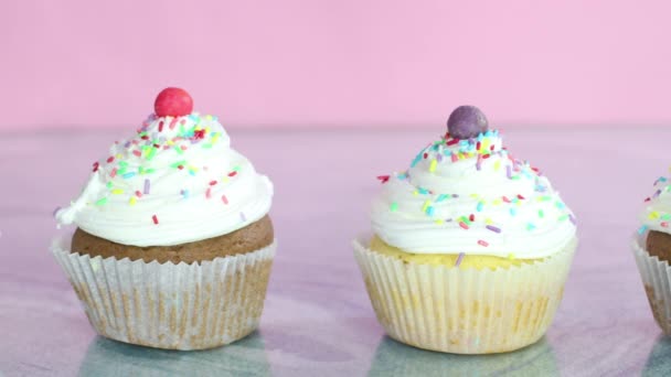 Deliciosos Cupcakes Festa Doce Com Creme Branco Migalhas Mesa — Vídeo de Stock