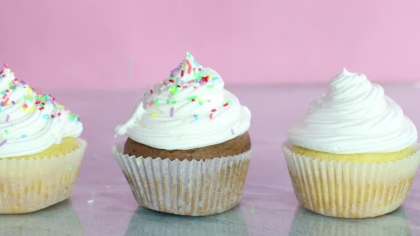 Versieren Van Heerlijke Zoete Cupcakes Met Kleurrijke Kruimels — Stockvideo