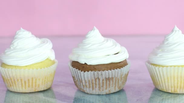 Heerlijke Cupcakes Met Witte Room Besteld Lijn Leuke Zoete Cupcakes — Stockvideo