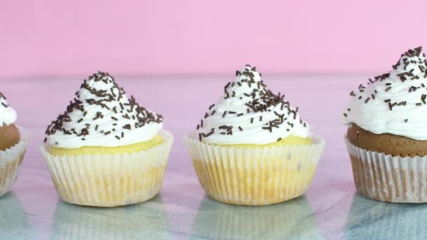 Gâteaux Tasse Avec Crème Blanche Chapelure Chocolat Prêts Pour Fête — Video