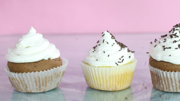 Décorer Délicieux Cupcakes Sucrés Avec Des Miettes Chocolat — Video